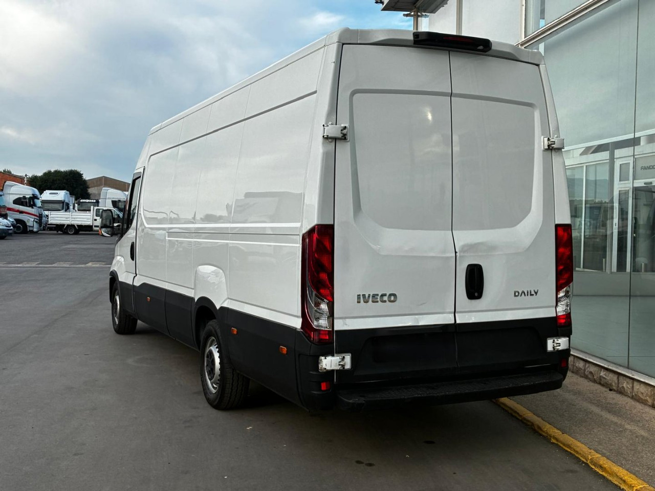 Furgón IVECO 35S14 V 16m3 - Skåpbil: bild 4 Furgón IVECO 35S14 V 16m3 - Skåpbil: bild 4