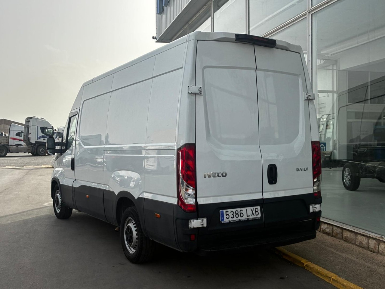 Furgón IVECO 35S16 V 12m3 - Skåpbil: bild 4 Furgón IVECO 35S16 V 12m3 - Skåpbil: bild 4