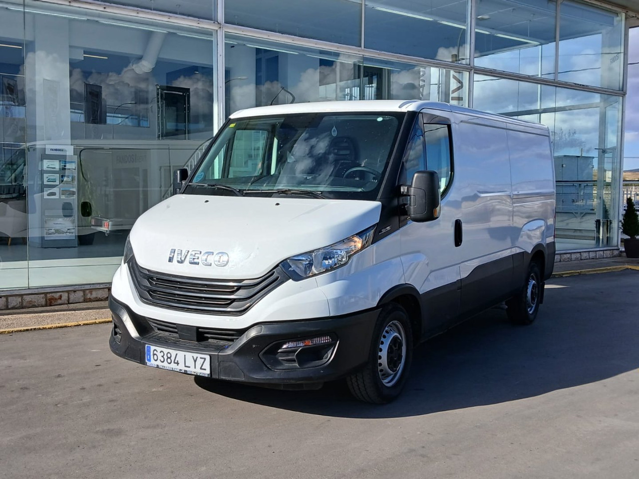 Furgón IVECO 35S16 V 9m3 - Skåpbil: bild 1 Furgón IVECO 35S16 V 9m3 - Skåpbil: bild 1