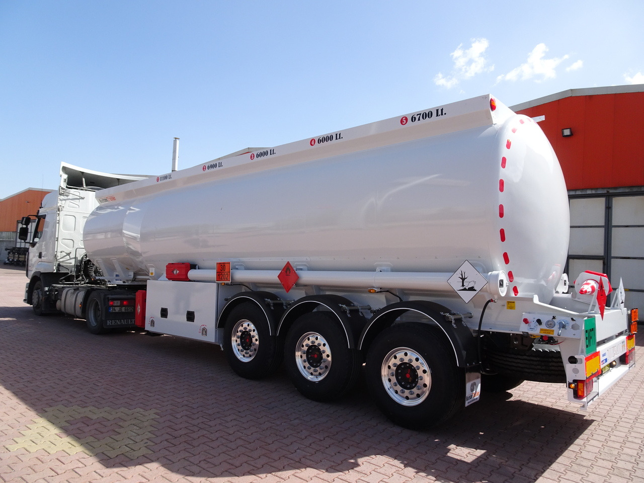 NURSAN Aluminium Tanker - Tanktrailer: bild 2 NURSAN Aluminium Tanker - Tanktrailer: bild 2