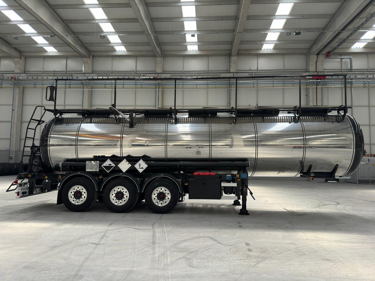 NURSAN Stainless Steel L4BH Tanker - Tanktrailer: bild 1 NURSAN Stainless Steel L4BH Tanker - Tanktrailer: bild 1