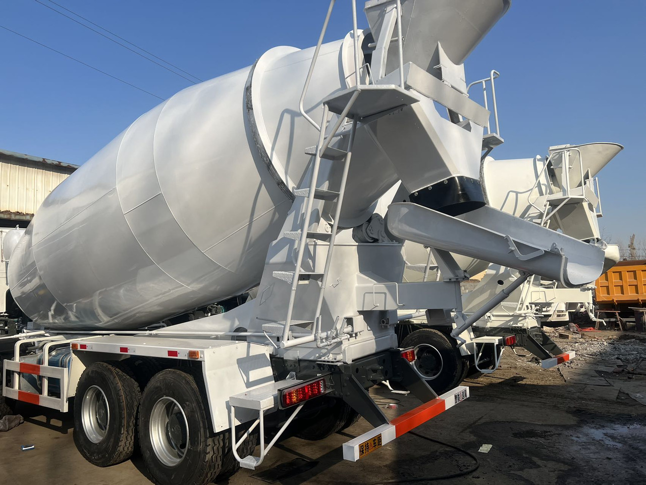 SINOTRUK HOWO 371 HP 16 CBM 8*4 - Betongbil: bild 5 SINOTRUK HOWO 371 HP 16 CBM 8*4 - Betongbil: bild 5