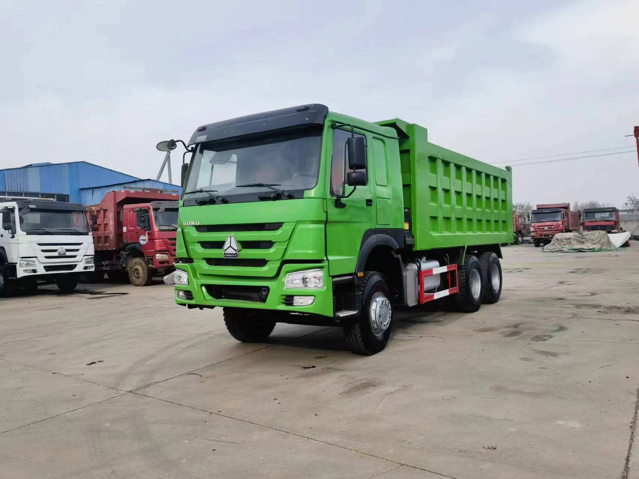 SINOTRUK HOWO 6*4 8*4 DUMP TRUCK - Tippbil lastbil: bild 1 SINOTRUK HOWO 6*4 8*4 DUMP TRUCK - Tippbil lastbil: bild 1