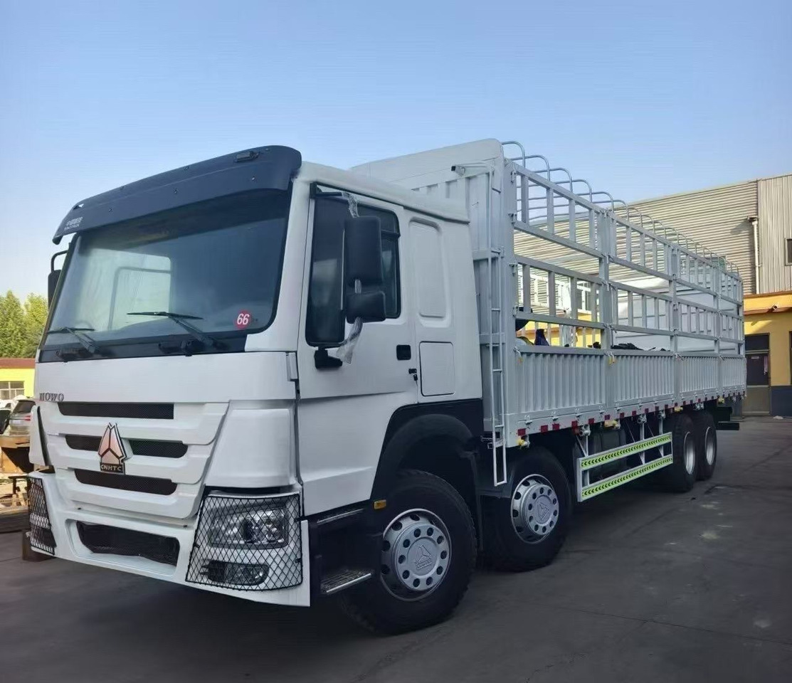 SINOTRUK HOWO 8*4 WITH FENCE - Djurtransport lastbil: bild 1 SINOTRUK HOWO 8*4 WITH FENCE - Djurtransport lastbil: bild 1