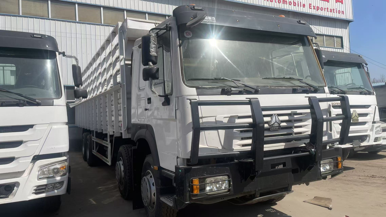 SINOTRUK HOWO 8*4 WITH FENCE - Djurtransport lastbil: bild 4 SINOTRUK HOWO 8*4 WITH FENCE - Djurtransport lastbil: bild 4