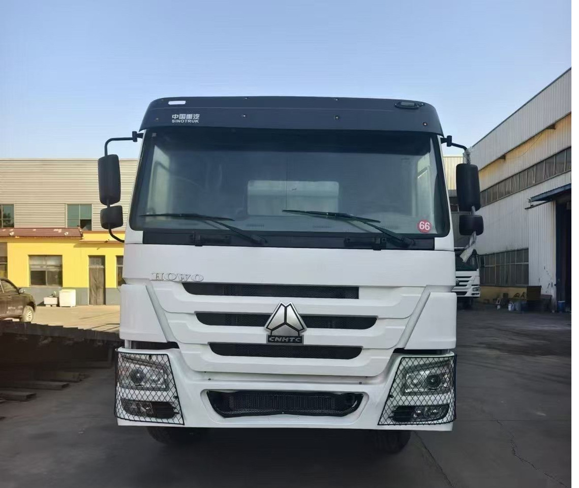 SINOTRUK HOWO 8*4 WITH FENCE - Djurtransport lastbil: bild 5 SINOTRUK HOWO 8*4 WITH FENCE - Djurtransport lastbil: bild 5