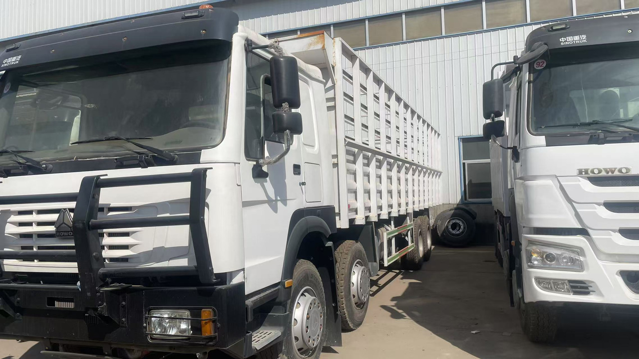 SINOTRUK HOWO 8*4 WITH FENCE - Djurtransport lastbil: bild 3 SINOTRUK HOWO 8*4 WITH FENCE - Djurtransport lastbil: bild 3