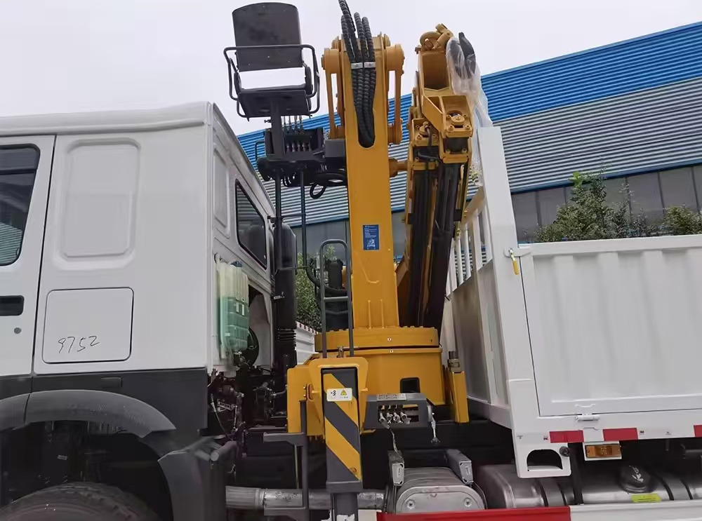 SINOTRUK HOWO 8 TON Knuckle Boom Crane TRUCK MOUNTED CRANE - Kranbil: bild 3 SINOTRUK HOWO 8 TON Knuckle Boom Crane TRUCK MOUNTED CRANE - Kranbil: bild 3