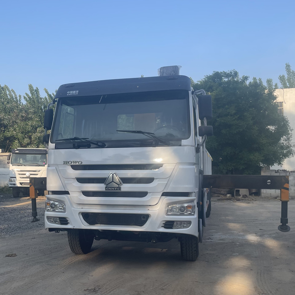 SINOTRUK HOWO 8 TON TRUCK-MOUNTED CRANE - Kranbil: bild 2 SINOTRUK HOWO 8 TON TRUCK-MOUNTED CRANE - Kranbil: bild 2