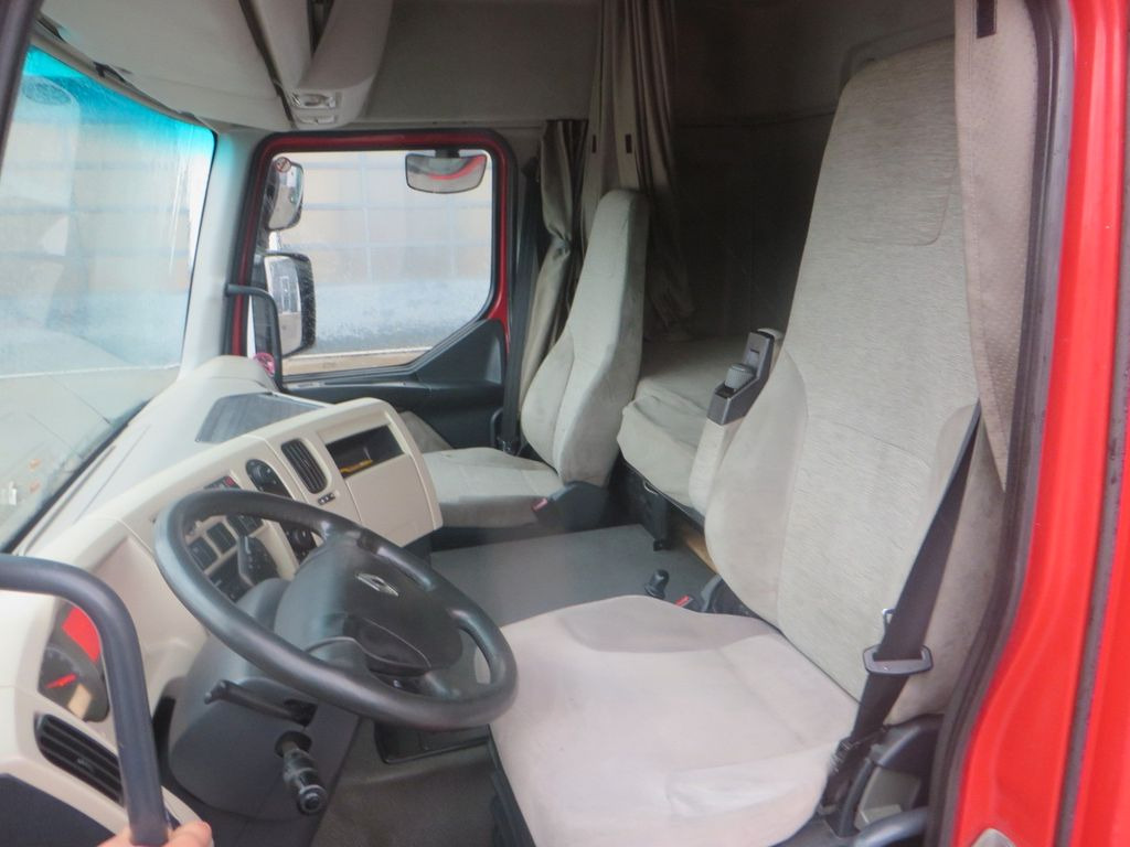 Interior photo 1: Dragbil Renault Premium 450 4x2Tractor ADR Retarder Renault Premium 450 4x2Tractor ADR Retarder