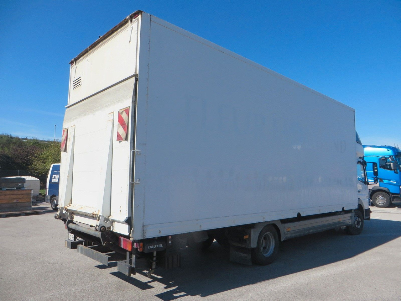 Mercedes-Benz Atego 1024 Box body with tail lift - Lastbil med skåp: bild 3 Mercedes-Benz Atego 1024 Box body with tail lift - Lastbil med skåp: bild 3