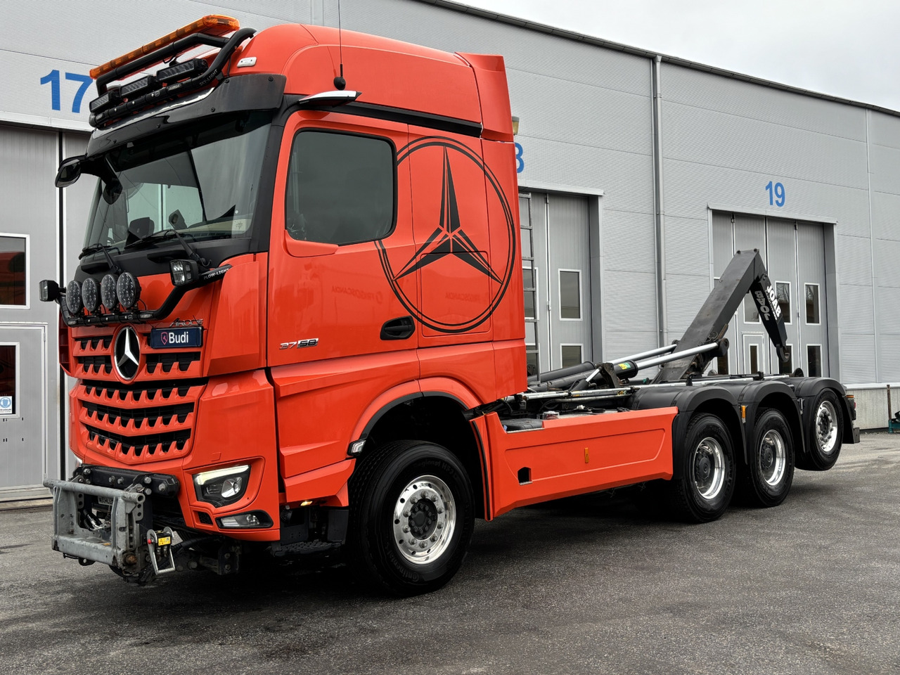 Tridemväxlare Mercedes-Benz Arocs 3758 -2023 | JOAB L24 | Plogutrustad - Lastväxlare lastbil: bild 1 Tridemväxlare Mercedes-Benz Arocs 3758 -2023 | JOAB L24 | Plogutrustad - Lastväxlare lastbil: bild 1