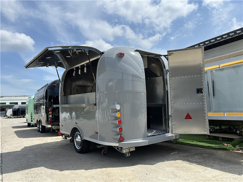 Small Food Trailer Crepes, Gelato & More | European Street Food Truck - Försäljningsvagn: bild 3 Small Food Trailer Crepes, Gelato & More | European Street Food Truck - Försäljningsvagn: bild 3