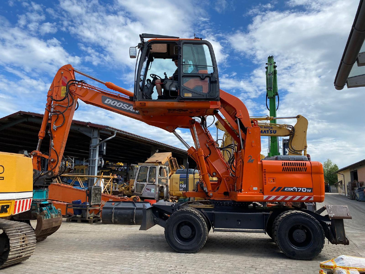 Doosan DX 170 W - Grävmaskin på däck: bild 1 Doosan DX 170 W - Grävmaskin på däck: bild 1
