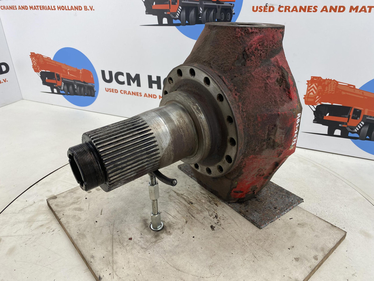 Gottwald AMK Steering knuckle 16 holes - Styrspindel för Mobilkran: bild 1 Gottwald AMK Steering knuckle 16 holes - Styrspindel för Mobilkran: bild 1