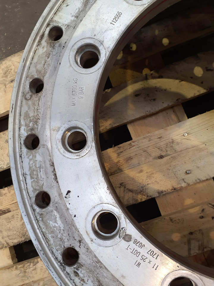 Grove Rear ring 445/95R25 12 8.8 2p Alu - Fälg för Lyftkran: bild 5 Grove Rear ring 445/95R25 12 8.8 2p Alu - Fälg för Lyftkran: bild 5