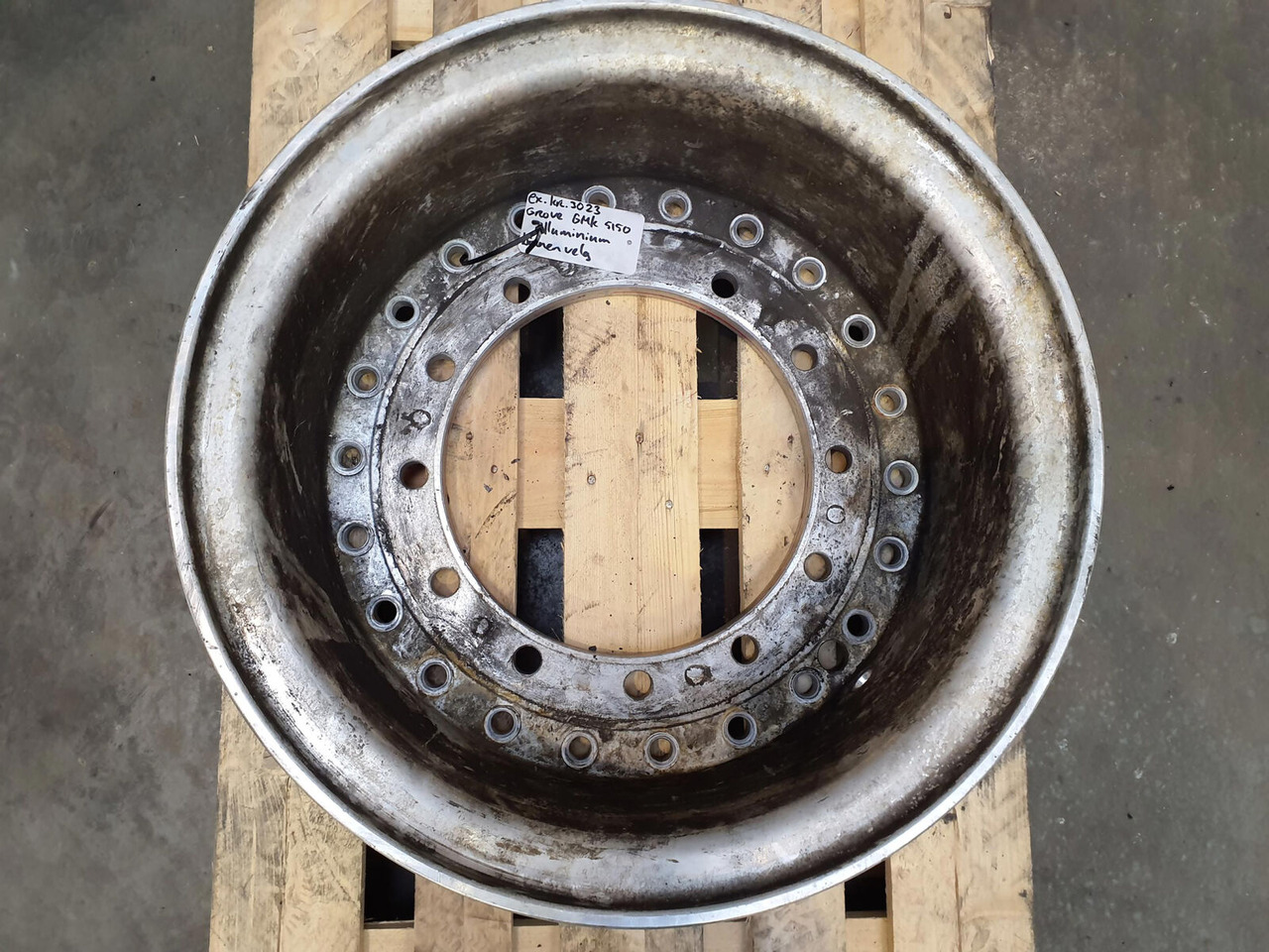 Grove Rear ring 445/95R25 12 8.8 2p Alu - Fälg för Lyftkran: bild 2 Grove Rear ring 445/95R25 12 8.8 2p Alu - Fälg för Lyftkran: bild 2