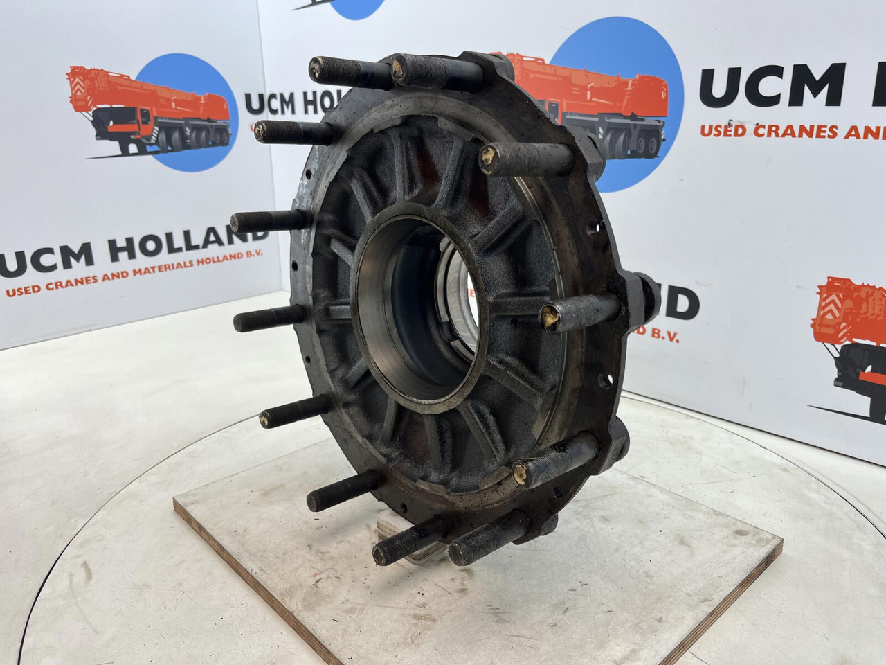 Krupp KMK 3045 Megatrak wheel hub - Hub för Lyftkran: bild 1 Krupp KMK 3045 Megatrak wheel hub - Hub för Lyftkran: bild 1