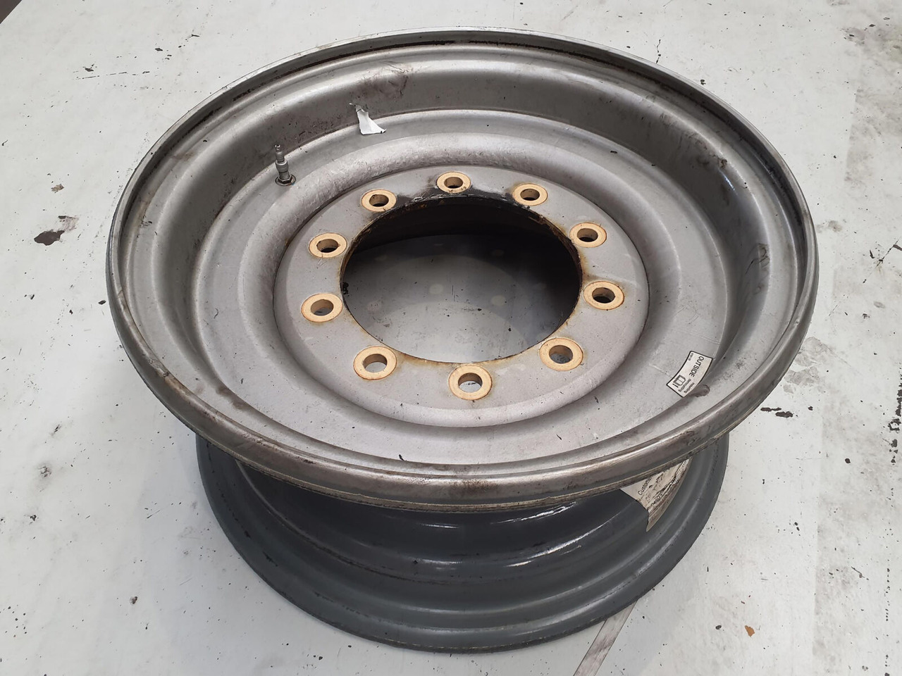 Liebherr Rim 445/95R25 10 12 1p - Fälg för Lyftkran: bild 1 Liebherr Rim 445/95R25 10 12 1p - Fälg för Lyftkran: bild 1