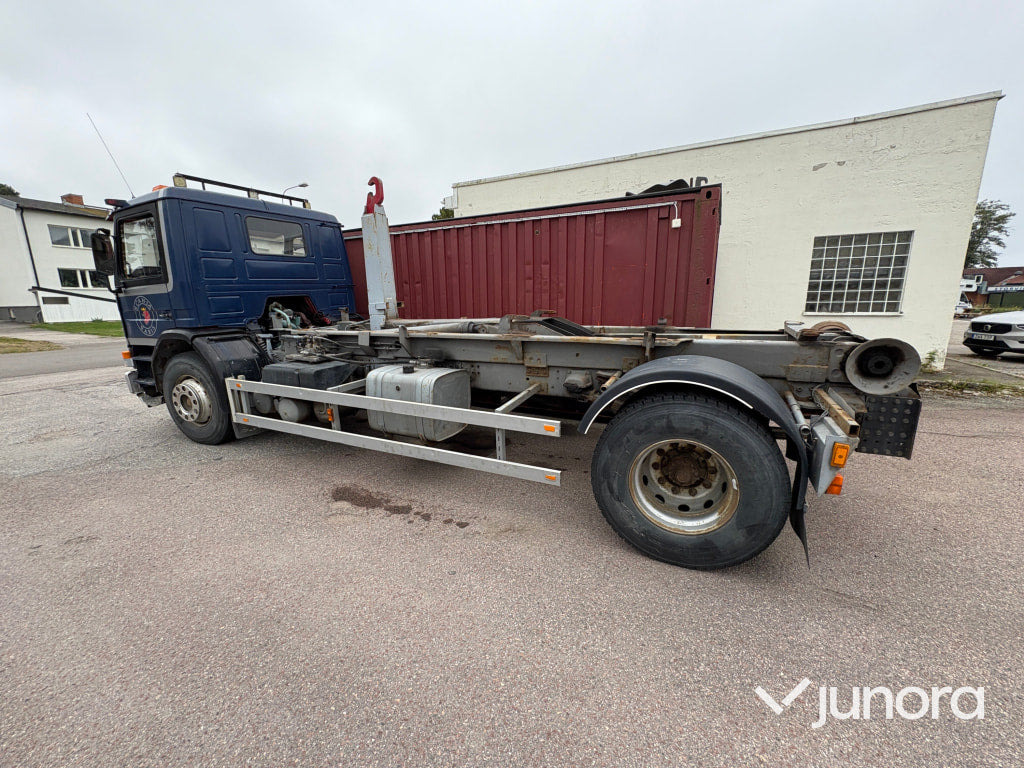 Lastbil - Scania, P82 M 4X2 50 - Lastväxlare lastbil: bild 1 Lastbil - Scania, P82 M 4X2 50 - Lastväxlare lastbil: bild 1