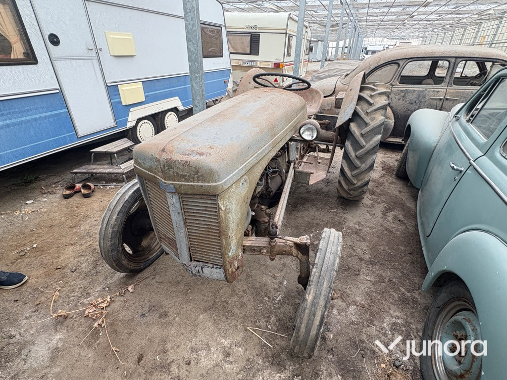 Traktor - Massey Ferguson, Grolle - Traktor: bild 1 Traktor - Massey Ferguson, Grolle - Traktor: bild 1