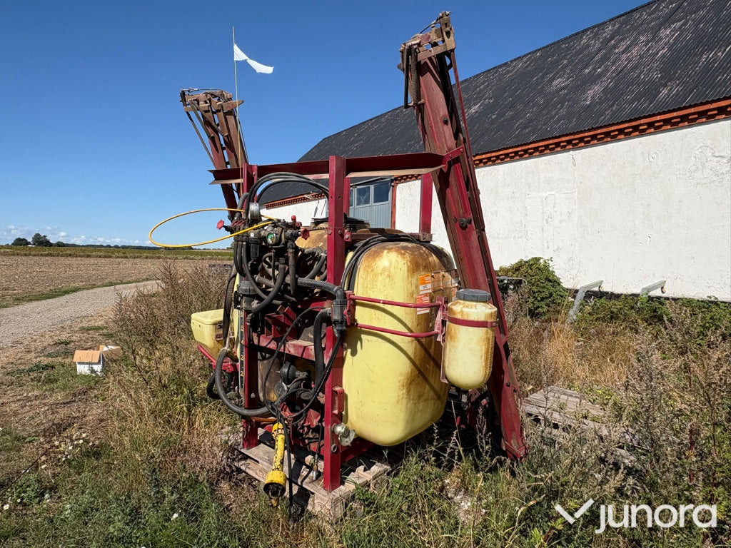 Växtspruta - Hardi, 1000L, 12M - Traktorburen spruta: bild 1 Växtspruta - Hardi, 1000L, 12M - Traktorburen spruta: bild 1