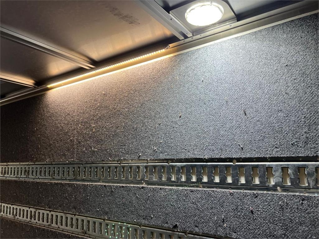 Fruehauf 11,0 mtr boks - lodretstående -lift - Skåp semitrailer: bild 4 Fruehauf 11,0 mtr boks - lodretstående -lift - Skåp semitrailer: bild 4