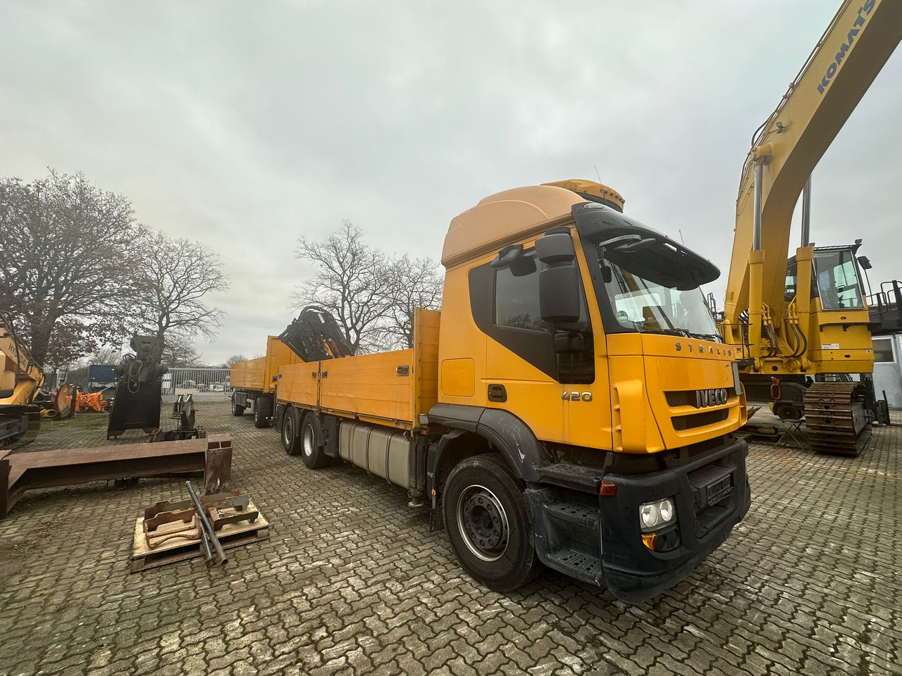 IVECO STRALIS 420 truck open box with TEREX loading crane 290.2E-A3 - Lastväxlare lastbil, Kranbil: bild 2 IVECO STRALIS 420 truck open box with TEREX loading crane 290.2E-A3 - Lastväxlare lastbil, Kranbil: bild 2
