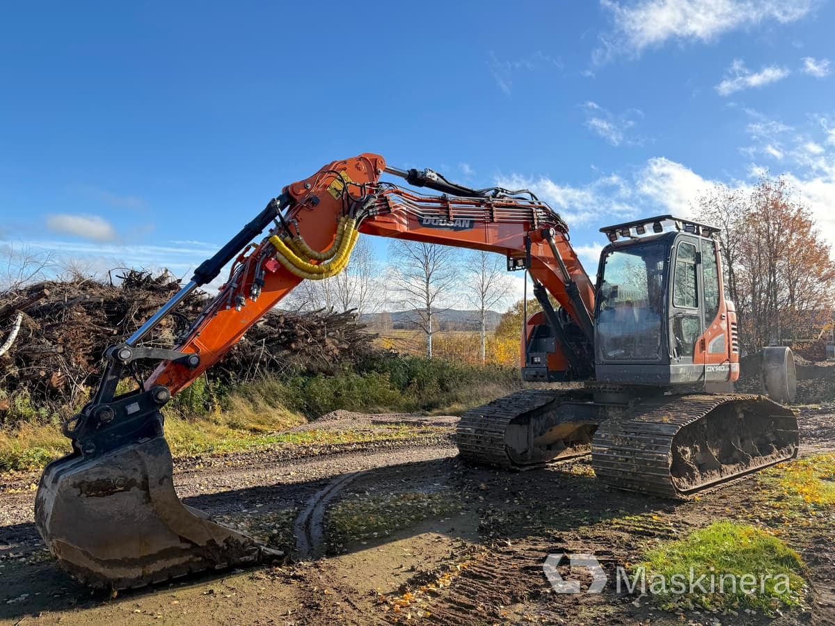 Grävmaskin Doosan DX140LCR-5 / Skördaraggregat 25RH - Bandgrävare: bild 1 Grävmaskin Doosan DX140LCR-5 / Skördaraggregat 25RH - Bandgrävare: bild 1