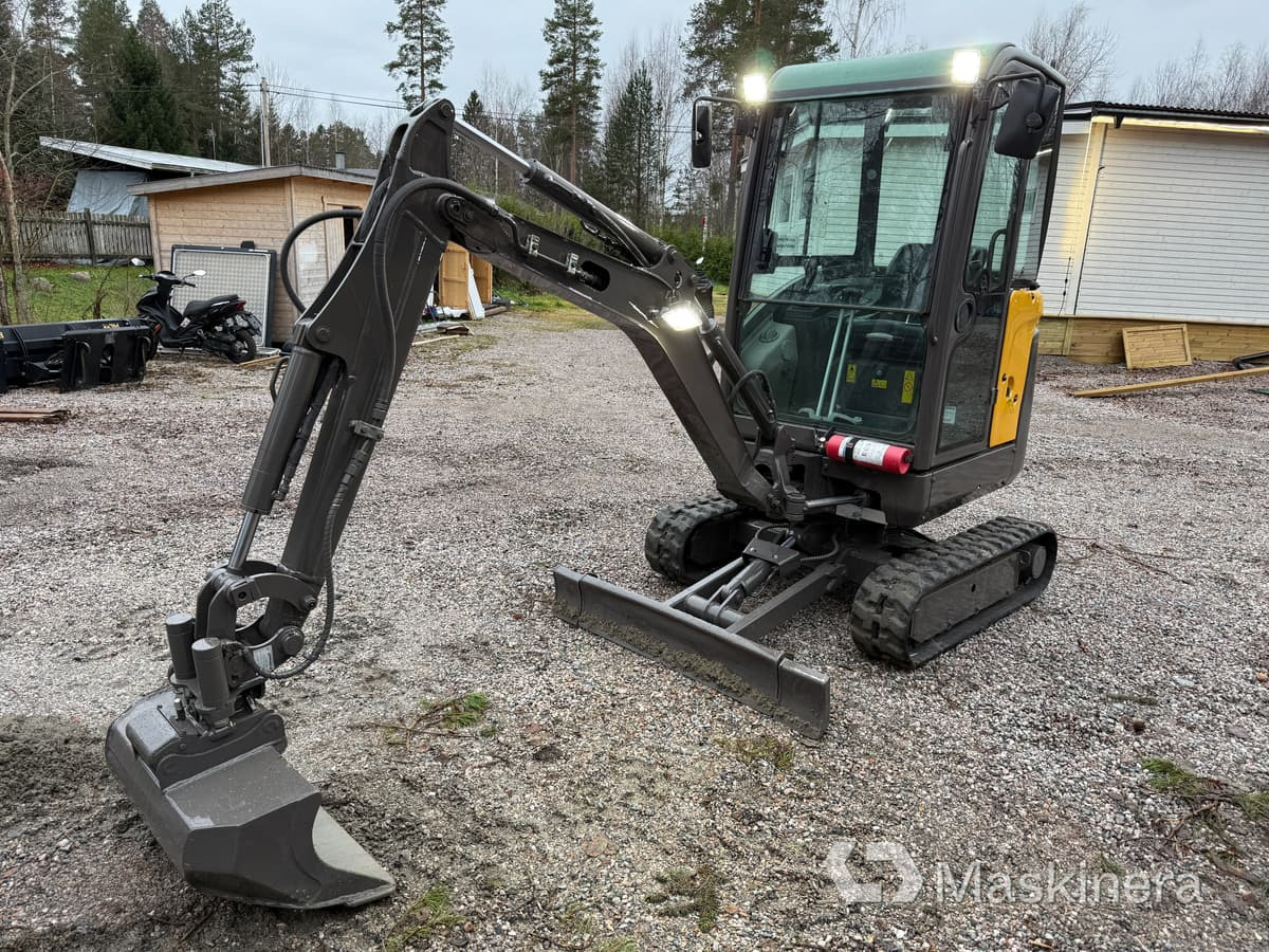 Grävmaskin Volvo EC18C med redskap - Bandgrävare: bild 1 Grävmaskin Volvo EC18C med redskap - Bandgrävare: bild 1