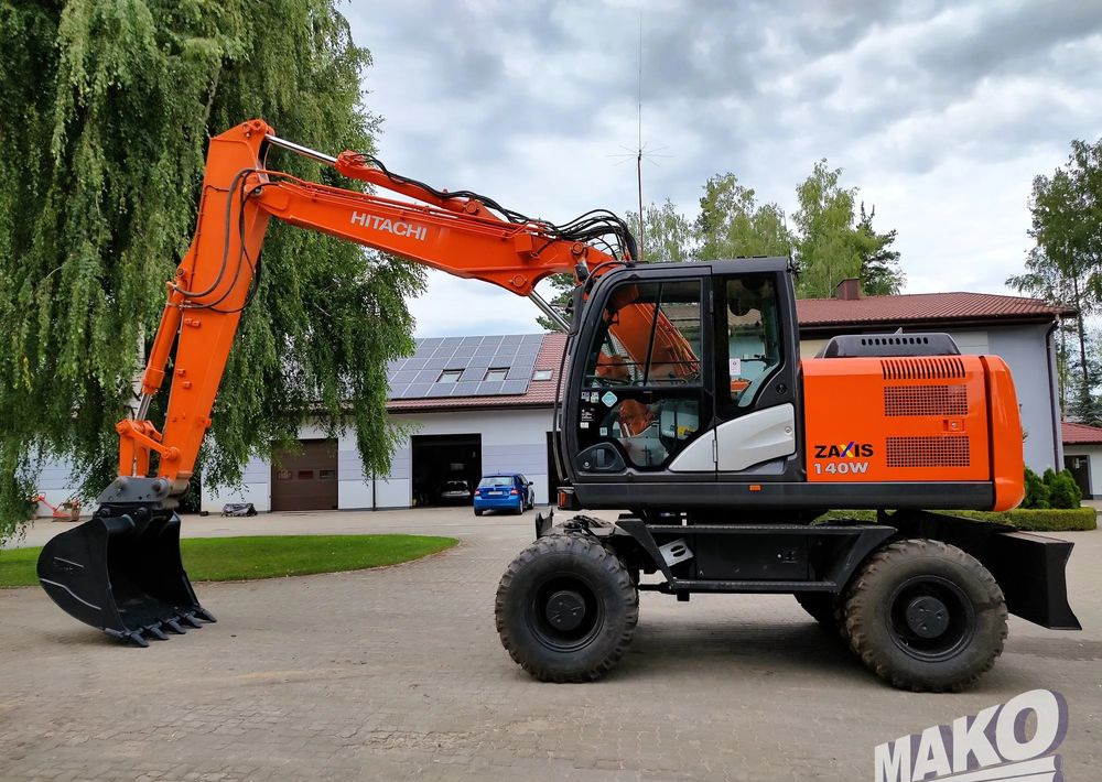 Hitachi ZX 140 - Grävmaskin på däck: bild 1 Hitachi ZX 140 - Grävmaskin på däck: bild 1