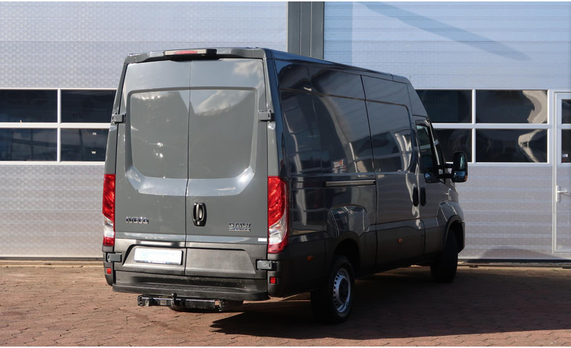 Iveco Daily 35S18HV 3.0 35 L2 H2 AUT/ LED/ CAMERA/ 3.5T/ CRUISE/ CLIMA/ TREKHAAK - Skåpbil: bild 4 Iveco Daily 35S18HV 3.0 35 L2 H2 AUT/ LED/ CAMERA/ 3.5T/ CRUISE/ CLIMA/ TREKHAAK - Skåpbil: bild 4