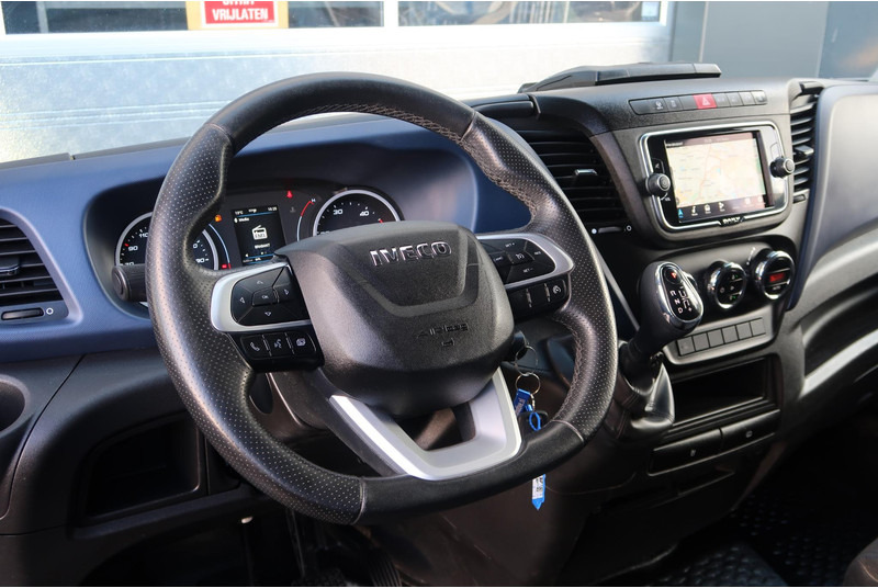 Interior photo 3: Skåpbil Iveco Daily 35S18HV 3.0 35 L2 H2 AUT/ LED/ CAMERA/ 3.5T/ CRUISE/ CLIMA/ TREKHAAK