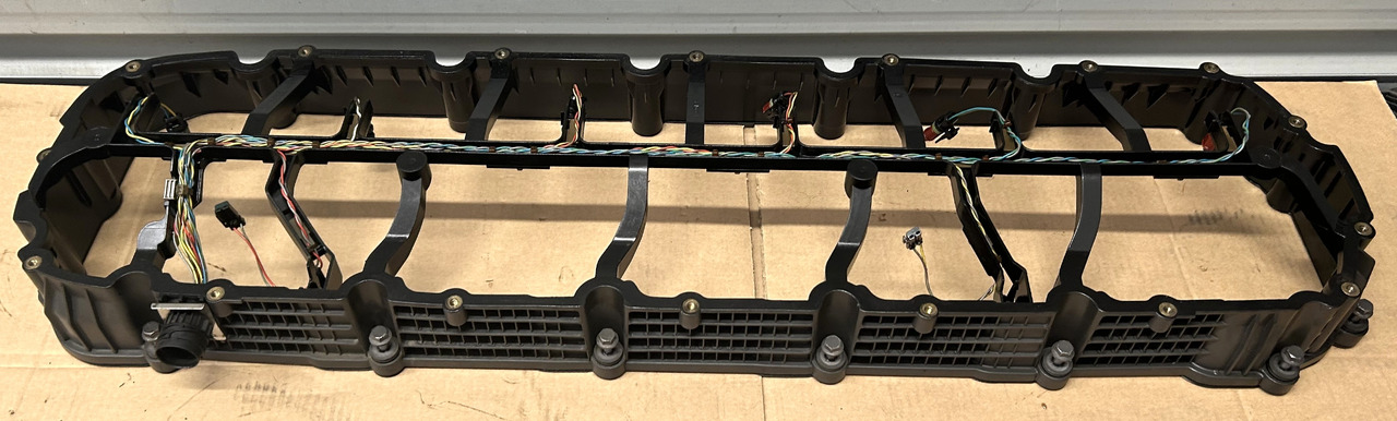 DAF SPACER FRAME ENGINE VALVE COVER XF 106 480 2033255 - Huvudenhet: bild 1 DAF SPACER FRAME ENGINE VALVE COVER XF 106 480 2033255 - Huvudenhet: bild 1