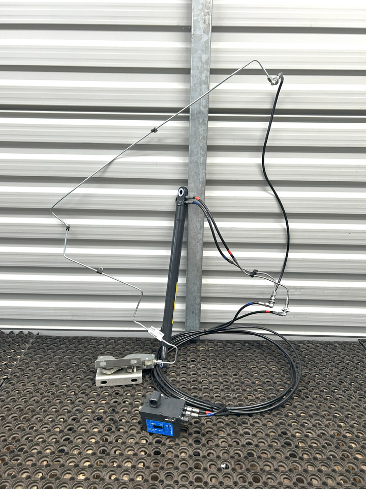 IVECO EUROCARGO 75E MLC CABIN LIFTING KIT - Hydraulcylinder: bild 1 IVECO EUROCARGO 75E MLC CABIN LIFTING KIT - Hydraulcylinder: bild 1