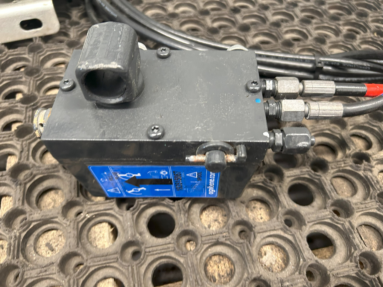 IVECO EUROCARGO 75E MLC CABIN LIFTING KIT - Hydraulcylinder: bild 3 IVECO EUROCARGO 75E MLC CABIN LIFTING KIT - Hydraulcylinder: bild 3