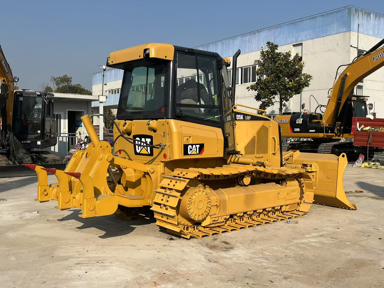 CATERPILLAR Used Excavator CAT D5K with Cat Engine C4.4 ACERT, 105 hp (78 kW) @ 2200 rpm - Bulldozer: bild 1 CATERPILLAR Used Excavator CAT D5K with Cat Engine C4.4 ACERT, 105 hp (78 kW) @ 2200 rpm - Bulldozer: bild 1