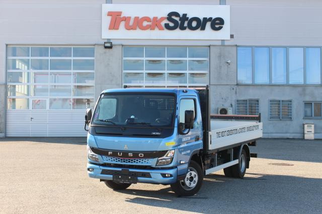 FUSO Canter 4C15E M - BATT. - Transportbil med flak: bild 1 FUSO Canter 4C15E M - BATT. - Transportbil med flak: bild 1