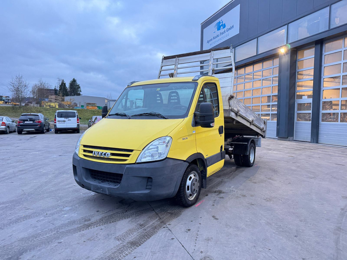 IVECO Daily 35C15 4x2 - Transportbil med tippflak: bild 1 IVECO Daily 35C15 4x2 - Transportbil med tippflak: bild 1