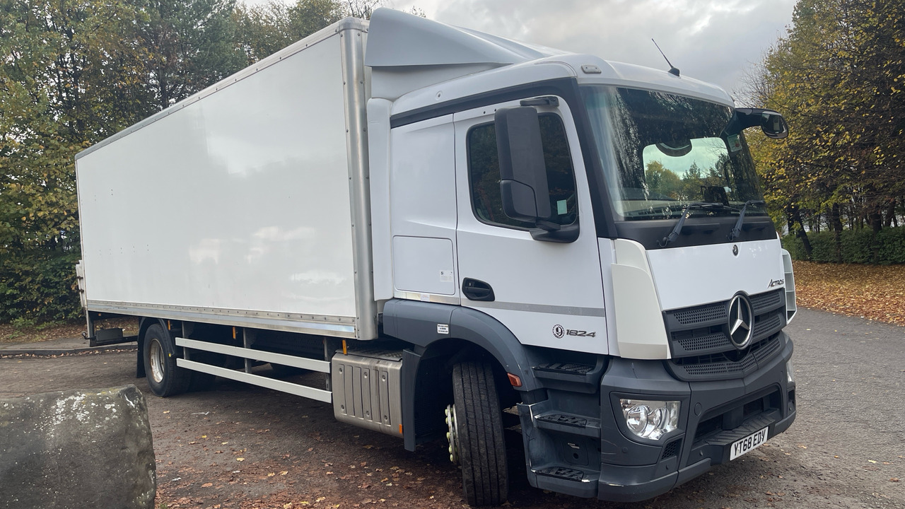 MERCEDES-BENZ ACTROS 1824 - Lastbil med skåp: bild 1 MERCEDES-BENZ ACTROS 1824 - Lastbil med skåp: bild 1