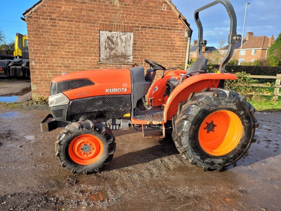 Kubota 33KM john 4410 sadowniczy ciagnik 40km/H L2351 - Traktor: bild 1 Kubota 33KM john 4410 sadowniczy ciagnik 40km/H L2351 - Traktor: bild 1