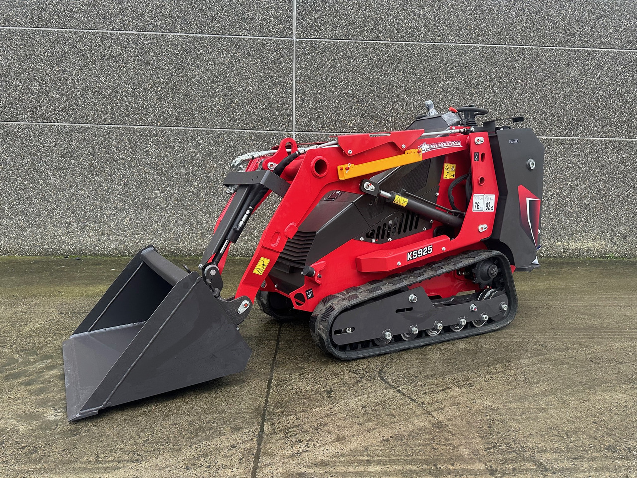 Rhinoceros KS925 - Kompaktlastare/ Slirstyrda lastare: bild 1 Rhinoceros KS925 - Kompaktlastare/ Slirstyrda lastare: bild 1