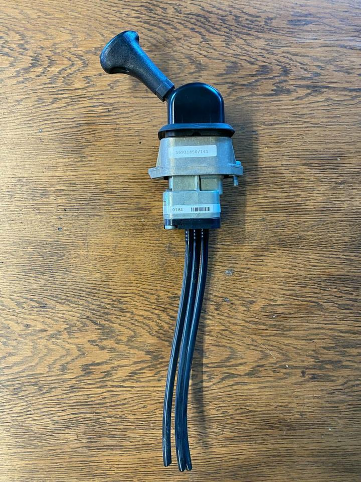 Mercedes Actros MP2 Handknorrbremse A 000 420 01 84 - Växelspak för Lastbil: bild 1 Mercedes Actros MP2 Handknorrbremse A 000 420 01 84 - Växelspak för Lastbil: bild 1