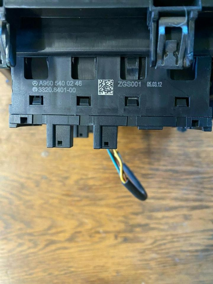 Mercedes Actros MP4 Bedienungspanel A 960 540 02 46 - Hytt och interiör för Lastbil: bild 4 Mercedes Actros MP4 Bedienungspanel A 960 540 02 46 - Hytt och interiör för Lastbil: bild 4