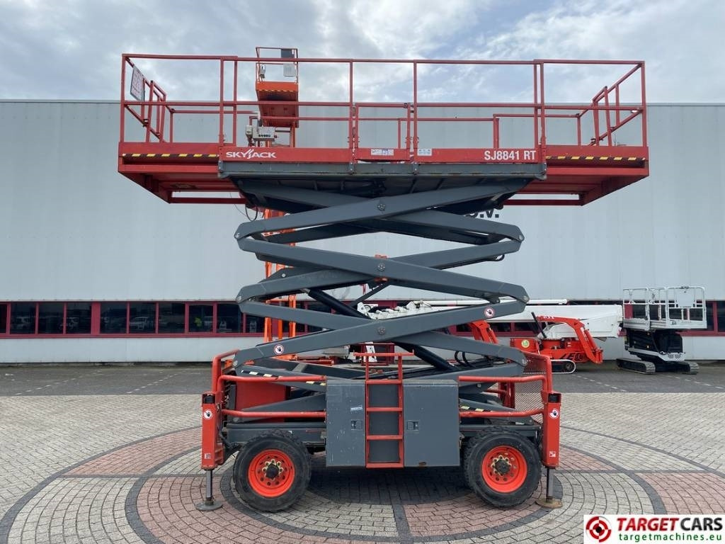 SkyJack SJ8841RT Diesel 4x4 Scissor Work Lift 1430cm - Saxlift: bild 5 SkyJack SJ8841RT Diesel 4x4 Scissor Work Lift 1430cm - Saxlift: bild 5