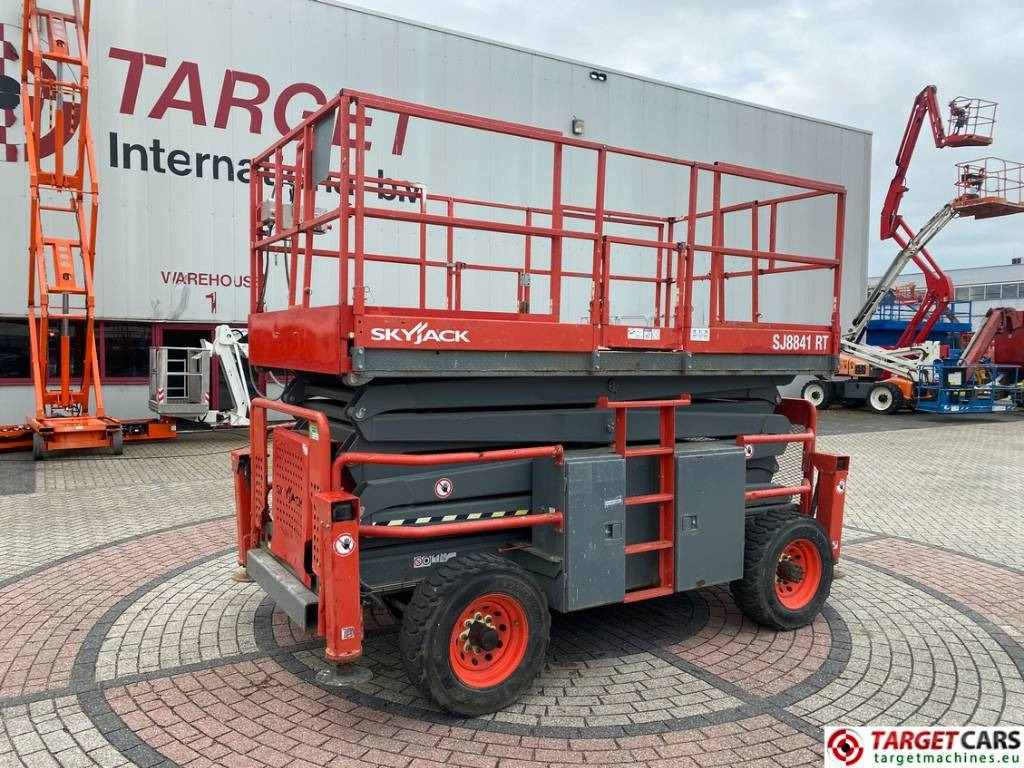 SkyJack SJ8841RT Diesel 4x4 Scissor Work Lift 1430cm - Saxlift: bild 1 SkyJack SJ8841RT Diesel 4x4 Scissor Work Lift 1430cm - Saxlift: bild 1