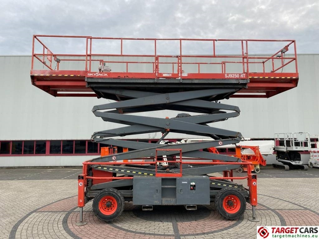 SkyJack SJ9250 RT Diesel 4x4 Scissor Work Lift 1720cm - Saxlift: bild 5 SkyJack SJ9250 RT Diesel 4x4 Scissor Work Lift 1720cm - Saxlift: bild 5