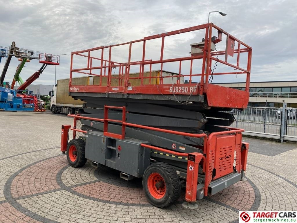 SkyJack SJ9250 RT Diesel 4x4 Scissor Work Lift 1720cm - Saxlift: bild 2 SkyJack SJ9250 RT Diesel 4x4 Scissor Work Lift 1720cm - Saxlift: bild 2