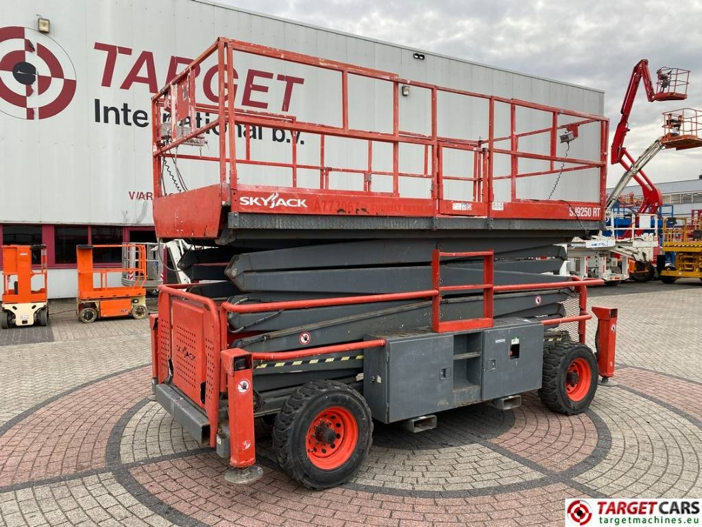 SkyJack SJ9250 RT Diesel 4x4 Scissor Work Lift 1720cm - Saxlift: bild 1 SkyJack SJ9250 RT Diesel 4x4 Scissor Work Lift 1720cm - Saxlift: bild 1