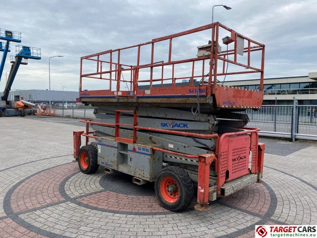 SkyJack SJ9250 RT Diesel Scissor Work Lift 1720cm - Saxlift: bild 2 SkyJack SJ9250 RT Diesel Scissor Work Lift 1720cm - Saxlift: bild 2